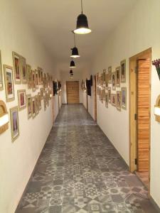 NūrpurRAJA KA BAGH - A Boutique Hotel的墙上有照片的空走廊和走廊长度