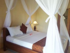 佩母德兰莫雷旅馆的一间卧室配有白色窗帘的床
