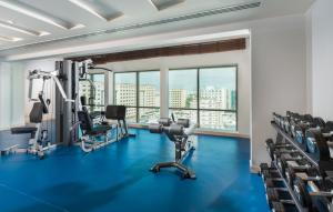 塞拉莱塞拉莱好客德意志城际酒店的一间设有蓝色地板和跑步机的健身房