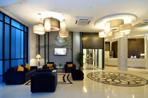 哥打巴鲁Holiday Villa Hotel & Suites Kota Bharu - Wakaf Che Yeh, Night Market的大厅,在大楼里配有沙发和电视