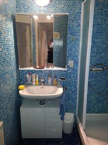 克莱恩 蒙塔纳Apartment in Crans Montana Town Centre Mountain View的一间带水槽、镜子和淋浴的浴室