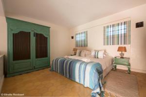 阿加迪尔达尔马克吐布酒店的一间卧室设有一张床和一个绿门