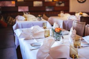 Steinenbronn克朗酒店的一排带白色桌布和鲜花的桌子