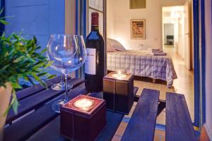 巴塞罗那哈比泰特布鲁克露台公寓的一瓶葡萄酒和一张桌子上的一杯及蜡烛