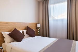 马赛馨乐庭马赛普拉多侠诺酒店的酒店客房设有床和窗户。