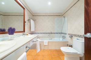 福恩吉罗拉IPV宫殿Spa酒店 - 推荐成人入住的浴室配有盥洗盆、卫生间和浴缸。