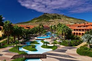 圣港Pestana Porto Santo Beach Resort & SPA的享有度假村的空中景致,以山脉为背景