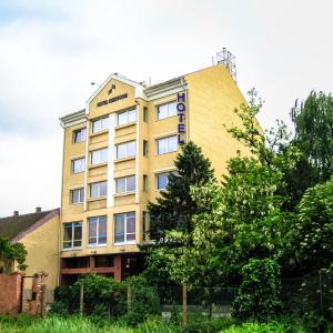布达佩斯切斯康酒店的黄色的建筑,上面有标志