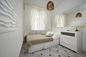莫斯科Bulgakov Apartments的白色的卧室设有床和窗户