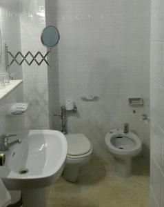 帕伦西亚芒克卢斯酒店的白色的浴室设有卫生间和水槽。