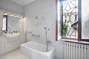 威尼斯Locappart Redentore的带浴缸、水槽和窗户的浴室