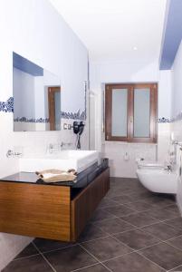 奇列克罗纳格罗萨酒店的带浴缸、卫生间和盥洗盆的浴室