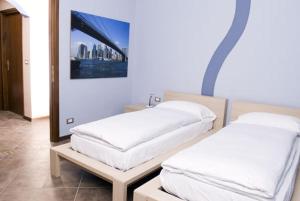 奇列克罗纳格罗萨酒店的墙上有两张照片的房间