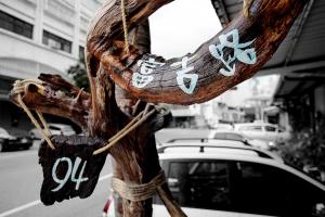 花莲市太阳花3D浮雕民宿的一条鞋绑在街上的一根杆上