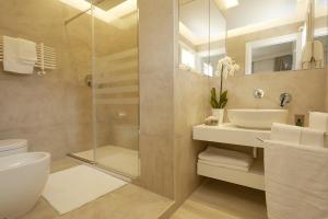 蒙德罗B&B Mondello Design的带淋浴、卫生间和盥洗盆的浴室