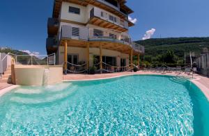 加尔达湖滨普里玛维拉环保酒店的大楼前的大型游泳池