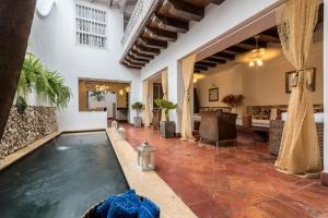 卡塔赫纳Hotel Casa la Tablada的一座位于房子中间的室内游泳池