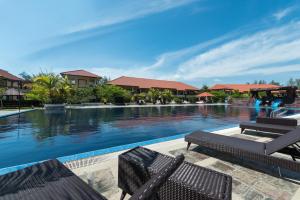 Tok Aman Bali Beach Resort @ Beachfront内部或周边的泳池