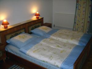 Weissenkirchen im Attergau卡尔滕雷特纳公寓的卧室设有两张单人床和两盏灯。