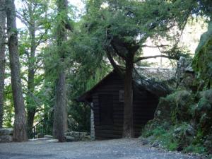 曼泰加什Descanso Serrano的森林中间的小木屋
