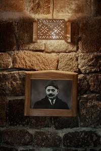 久姆里卡尔斯别墅酒店的一张砖墙上的人的照片