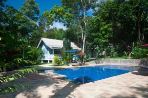 湄林麒麟星座度假村的房屋前的游泳池