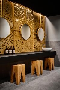 皮特奥KUST Hotell & SPA的浴室设有木凳和墙上的镜子