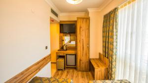 阿克恰科贾Akcakoca Poyraz Otel的一间设有楼梯的房间和一间带窗户的房间