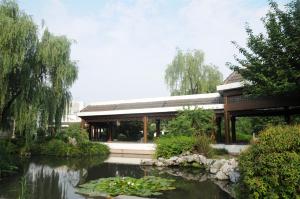 Jinling Resort Nanjing的庭院或其他户外区域