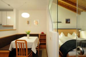 圣坎迪朵Apartment Nidus的小房间设有一张床和一张桌子