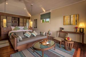 古丽都胡拉瓦西岛度假村的客厅配有沙发和桌子