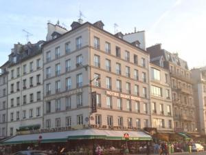 巴黎圣米歇尔圣母酒店的一座大型建筑,前面有市场