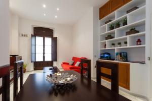 加的斯Casa ALEGRIA by Cadiz4Rentals的用餐室以及带桌椅的起居室。