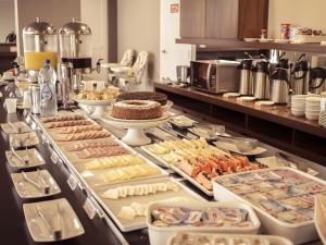 蓬塔格罗萨蓬塔格罗萨10号酒店的包含多种不同食物的自助餐