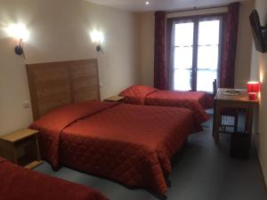 勒布伊比尔波克酒店的酒店客房设有三张床和窗户。