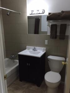 桑德贝夜间汽车旅馆的浴室配有卫生间、盥洗盆和浴缸。