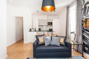 里斯本Apartment Yellow Bica的带沙发的客厅和厨房
