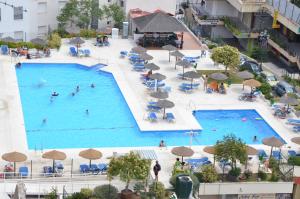 多列毛利诺斯La Nogalera 7的大型游泳池的顶部景色,里面的人