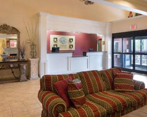 Comfort Suites Texarkana Texas酒廊或酒吧区