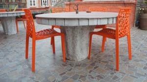 巴克塔普尔City Guest House的一张桌子、两把橙色椅子和水槽
