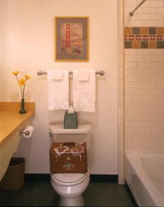 索诺玛索诺玛克里克客栈的浴室设有卫生间,上面有盒子