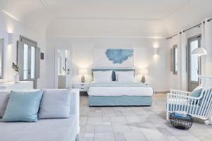 佩里萨水蓝色海滩酒店的白色卧室配有床和沙发