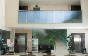 安波拉火烈鸟酒店的蓝色橱柜的建筑的楼梯