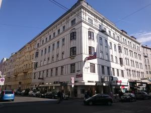 维也纳城市公园酒店的街道拐角处的白色大建筑