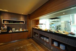 东京相铁客栈 浜松町大门的餐厅厨房提供自助餐