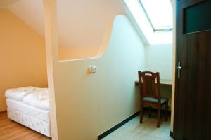 什切青Hotel 7的客房设有床、椅子和窗户。