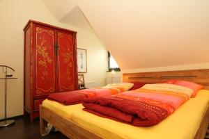 朗克维茨弗日恩瓦纳拉格艾特摩尔克瑞酒店的一间卧室设有两张床和红色橱柜