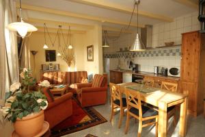 朗克维茨弗日恩瓦纳拉格艾特摩尔克瑞酒店的厨房以及带桌椅的起居室。