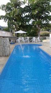 皮雷诺波利斯Pousada Canto do Sabiá - Pirenópolis的蓝色游泳池中的喷泉