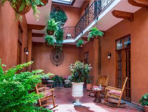 巴拿马城La Isabela Suites的户外庭院设有桌椅和植物